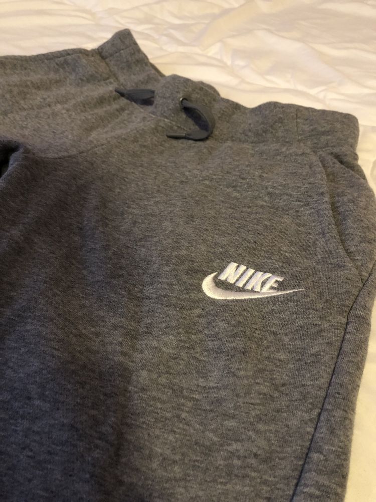 НОВО долнище на Nike