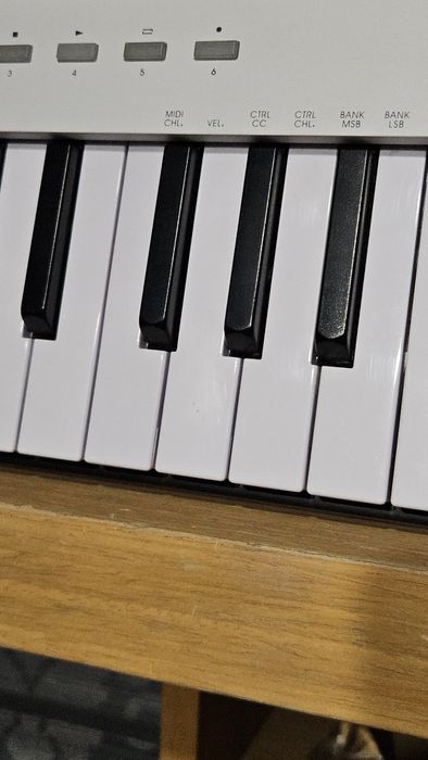 Продам midi клавиатуру midiplus x3mini