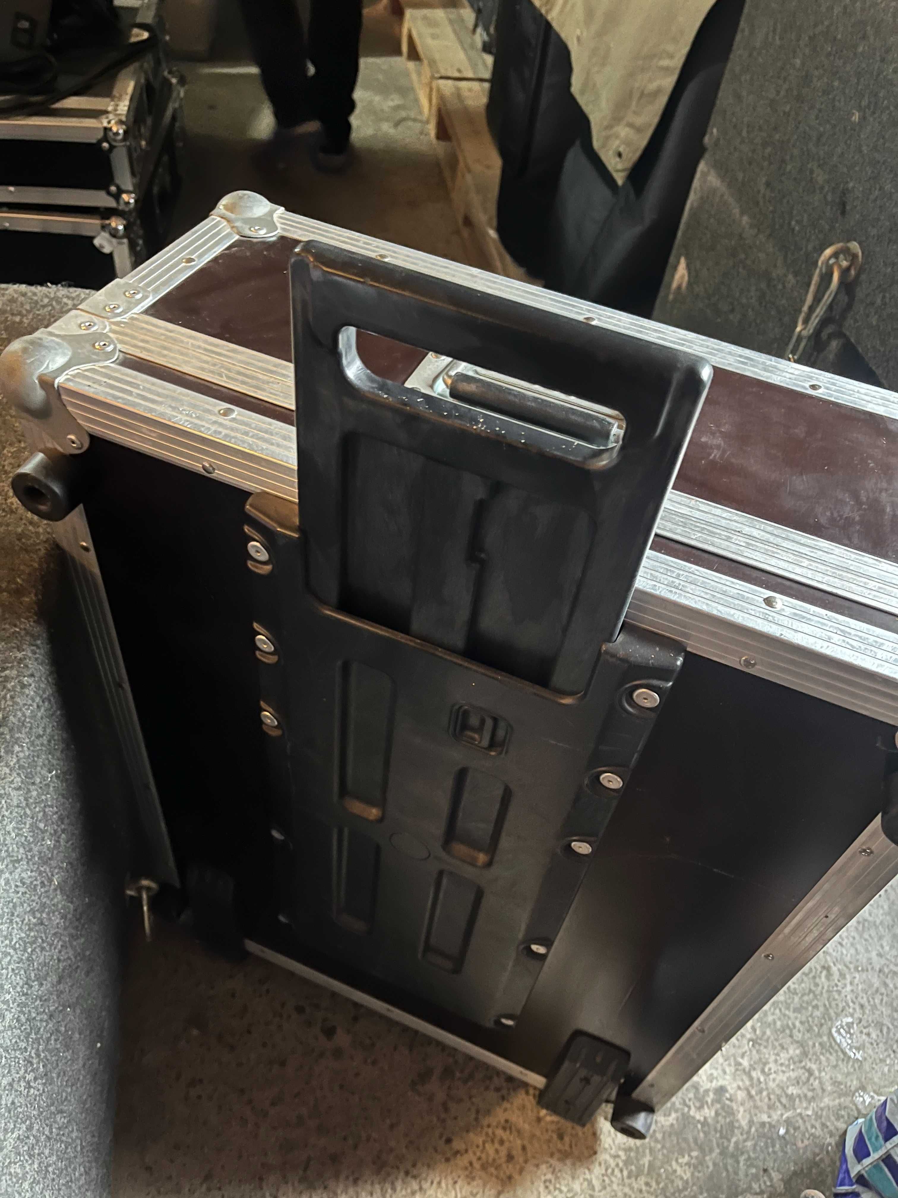Продавам Flight Case тип куфар за Dynacord Powermate 1600-2