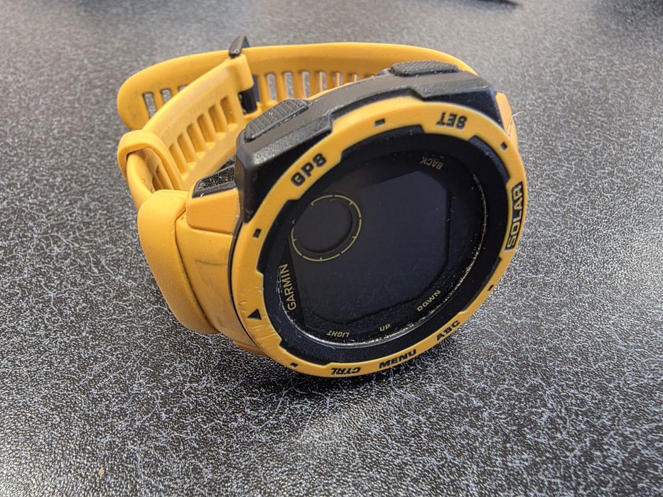 Garmin Instinct solar с повредена батерия