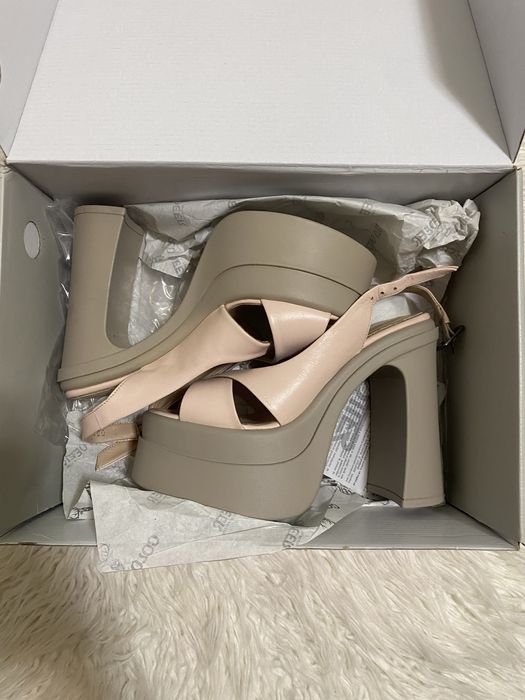 Sandale noi in cutie , bej , cu toc si platforma