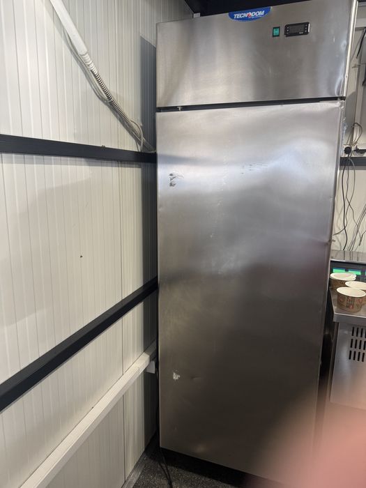 Продавам вертикален фризер