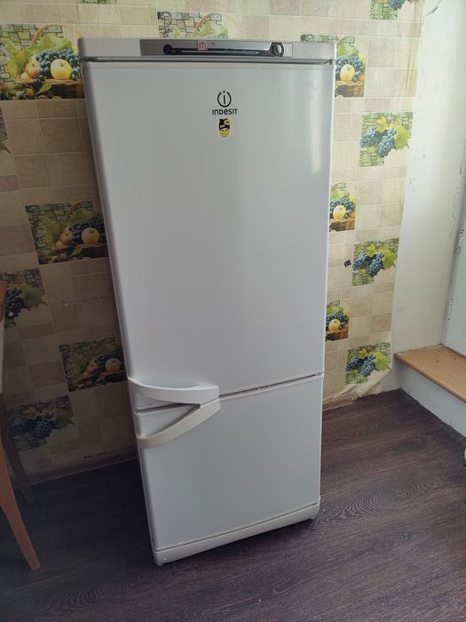 Холодильник Indesit