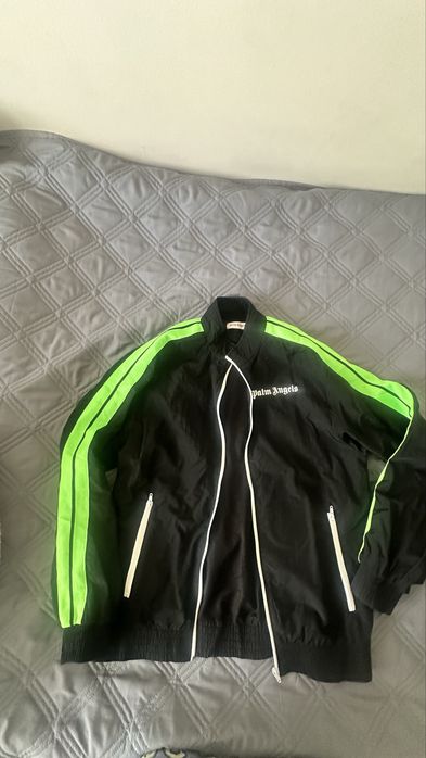 Продам ветровку в отличном состоянии