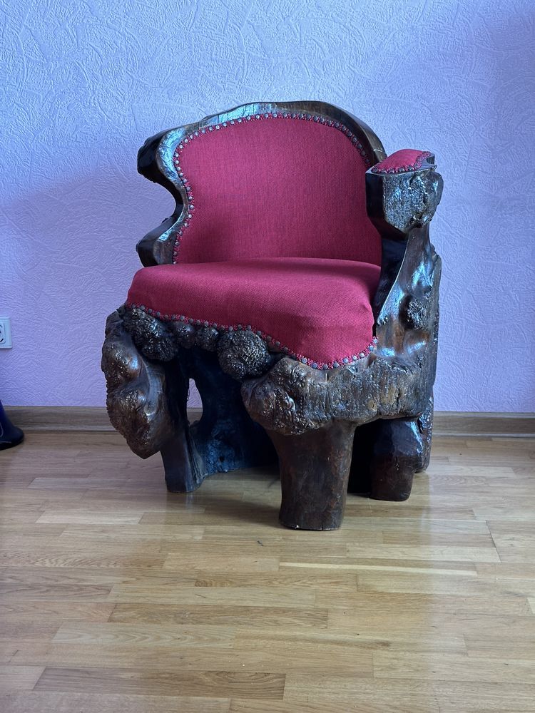 Антикварное кресло из дерева