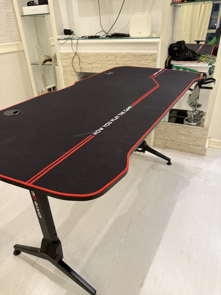 Стол для игрового компьютера DXRACER