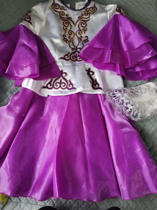 Продается нарядное платье на 7-9лет
