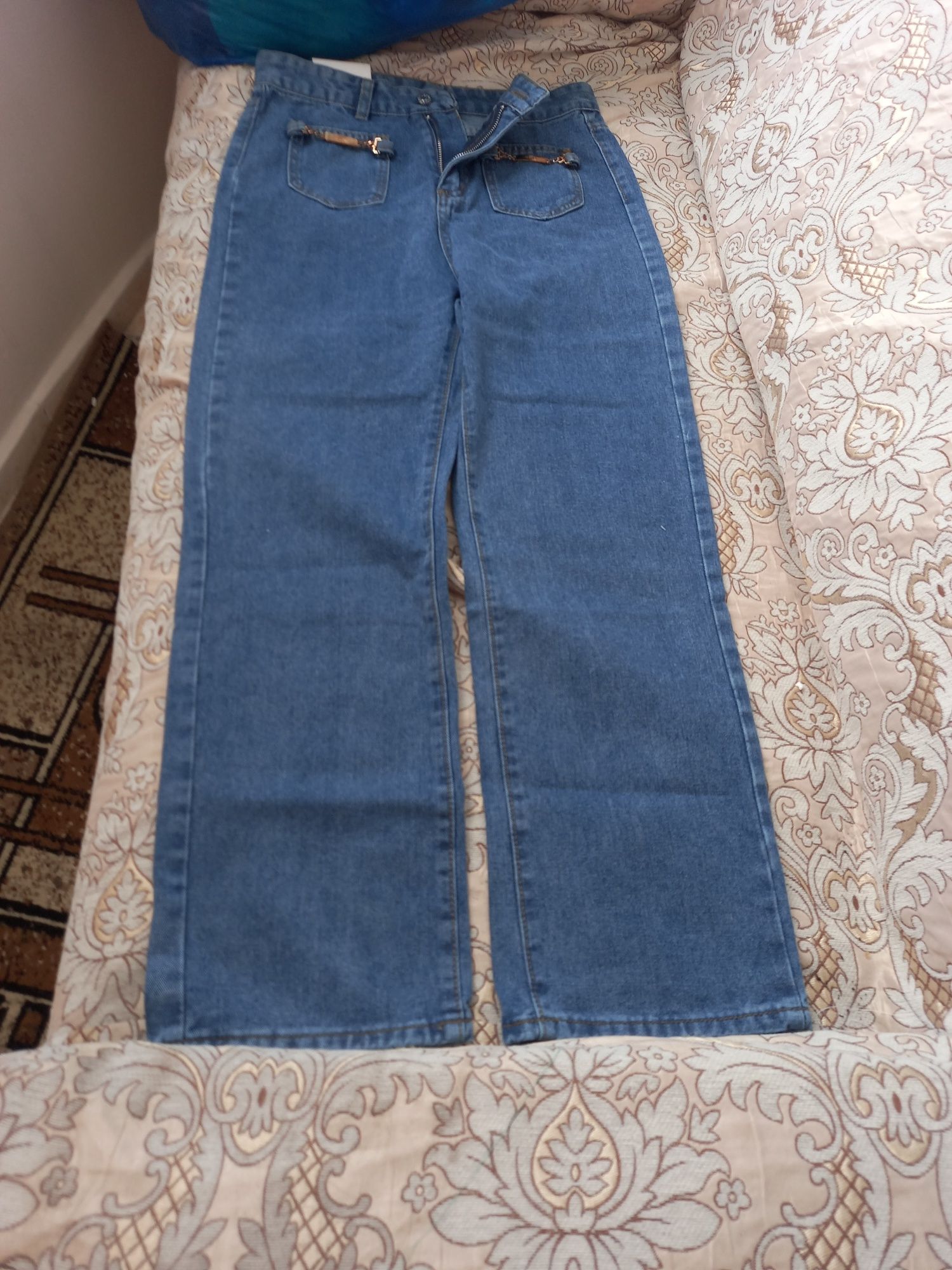Продам женские новые джинсы