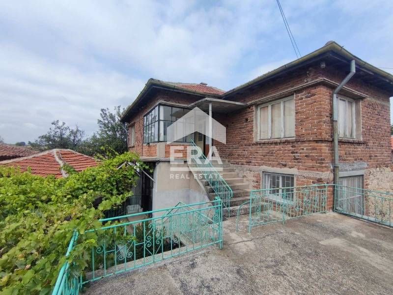 Прекрасна двуетажна къща в село Клокотница