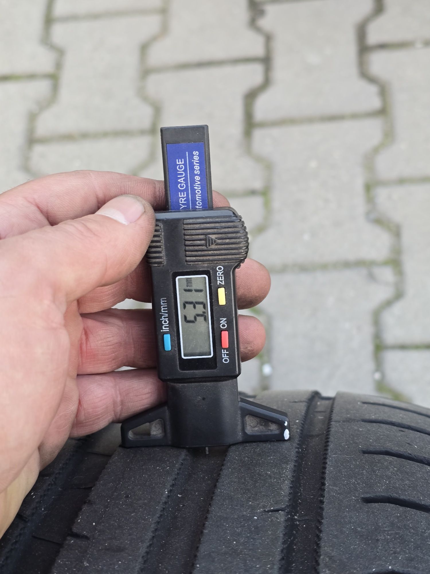 235 40 19 Nokian