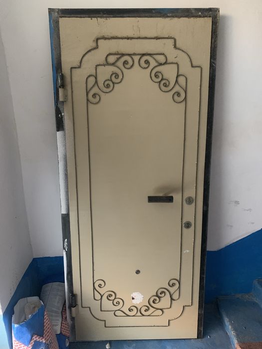 Железная дверь. Открывается в правую сторону,в хорошем состоянии!