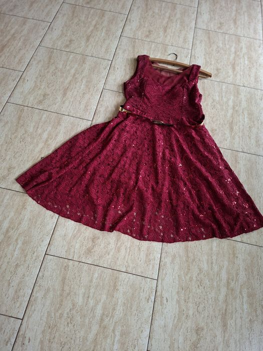 Vind rochiță mărimea 50.