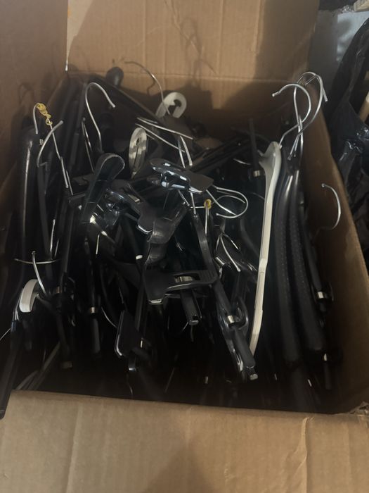 Дървени закачалки / Пластмасови закачалки