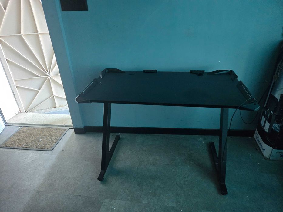 Продавам употребявано компютърно бюро, много добре поддържано