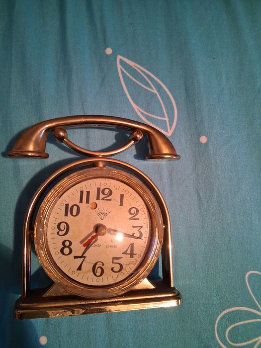 Ceas mecanic vechi de masă