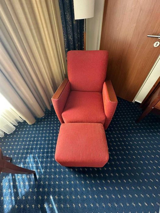Fotoliu cu taburet tapițat