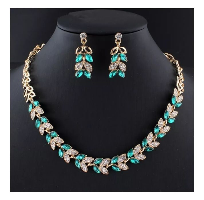 Колье и серьги (бижутерия)