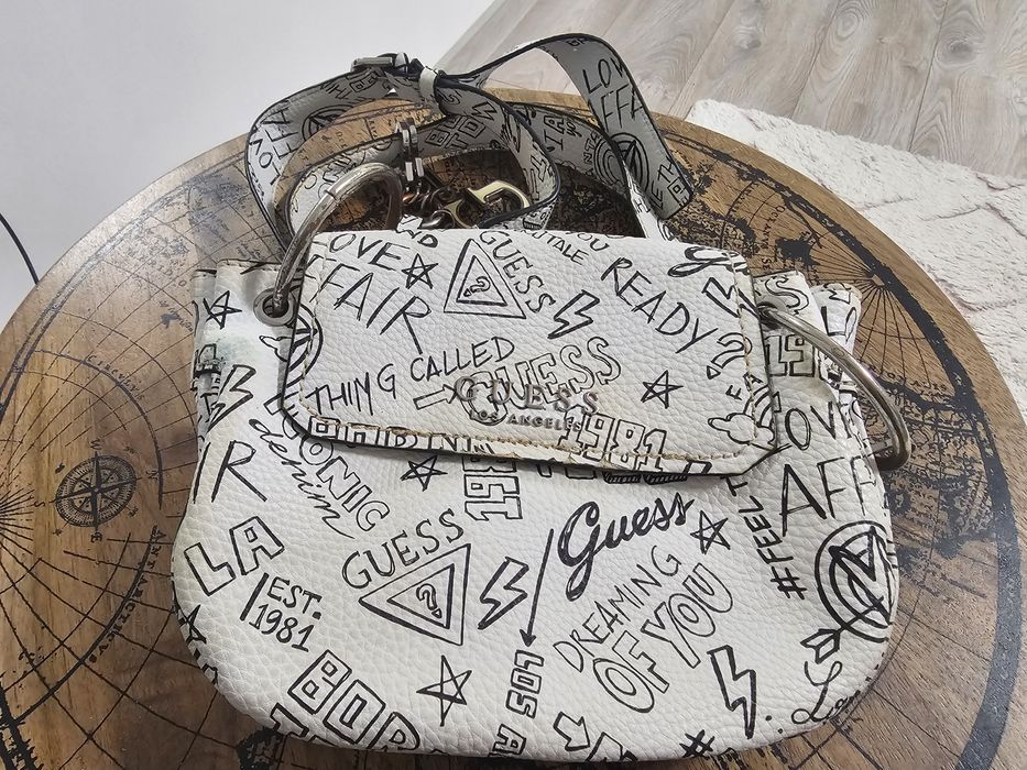 Малка дамска чанта Guess