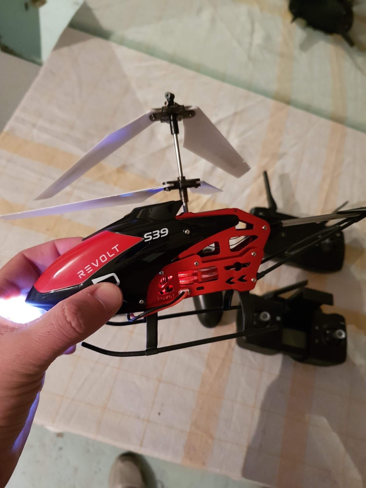 Elicopter si telecomnezi drone