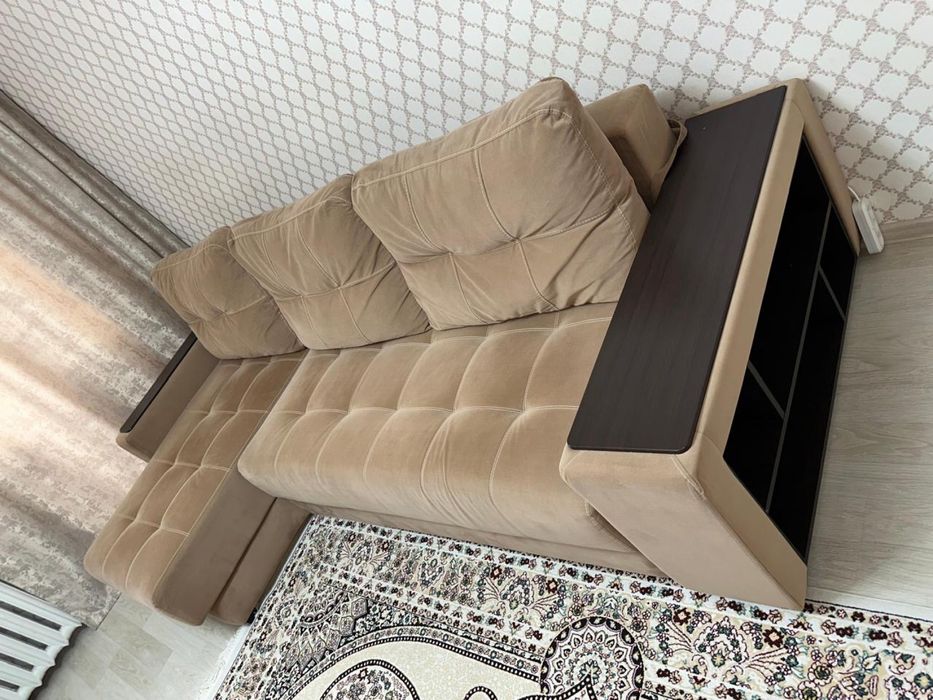 Диван угловой отличного качества в хорошем состоянии