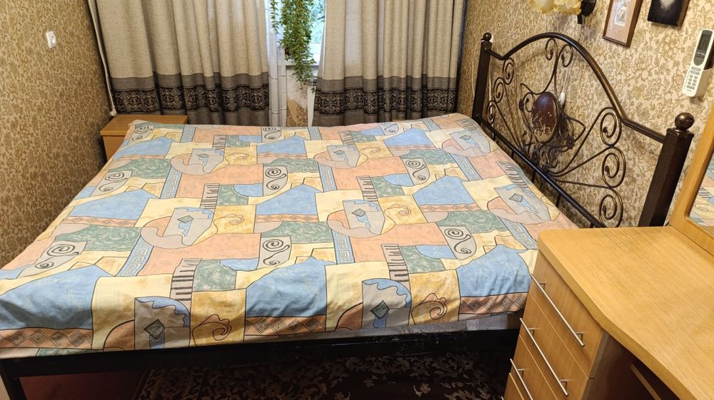 Кровать железная с ортопедическим матрасом бу в хорошем состоянии