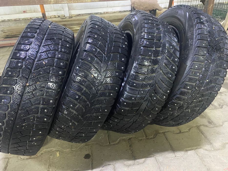 Продам зимнюю шипованную резину Viatti 195/65 R15 в хорошем состоянии