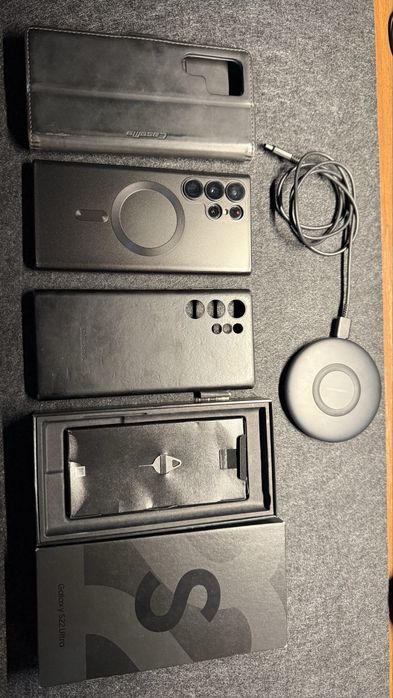 Vând Samsung Galaxy S22 Ultra cu accesorii, preț negociabil