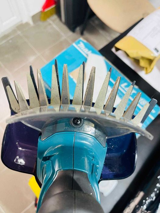 Foarfecă tuns iarba Makita DUM604ZX (18 V, fără baterie și încărcător)