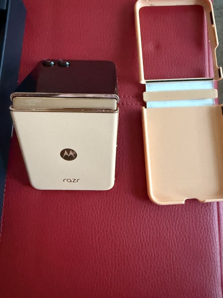 Продавам Motorola razr 50 ultra 512 GB, цвят Peach Fuzz, Like New