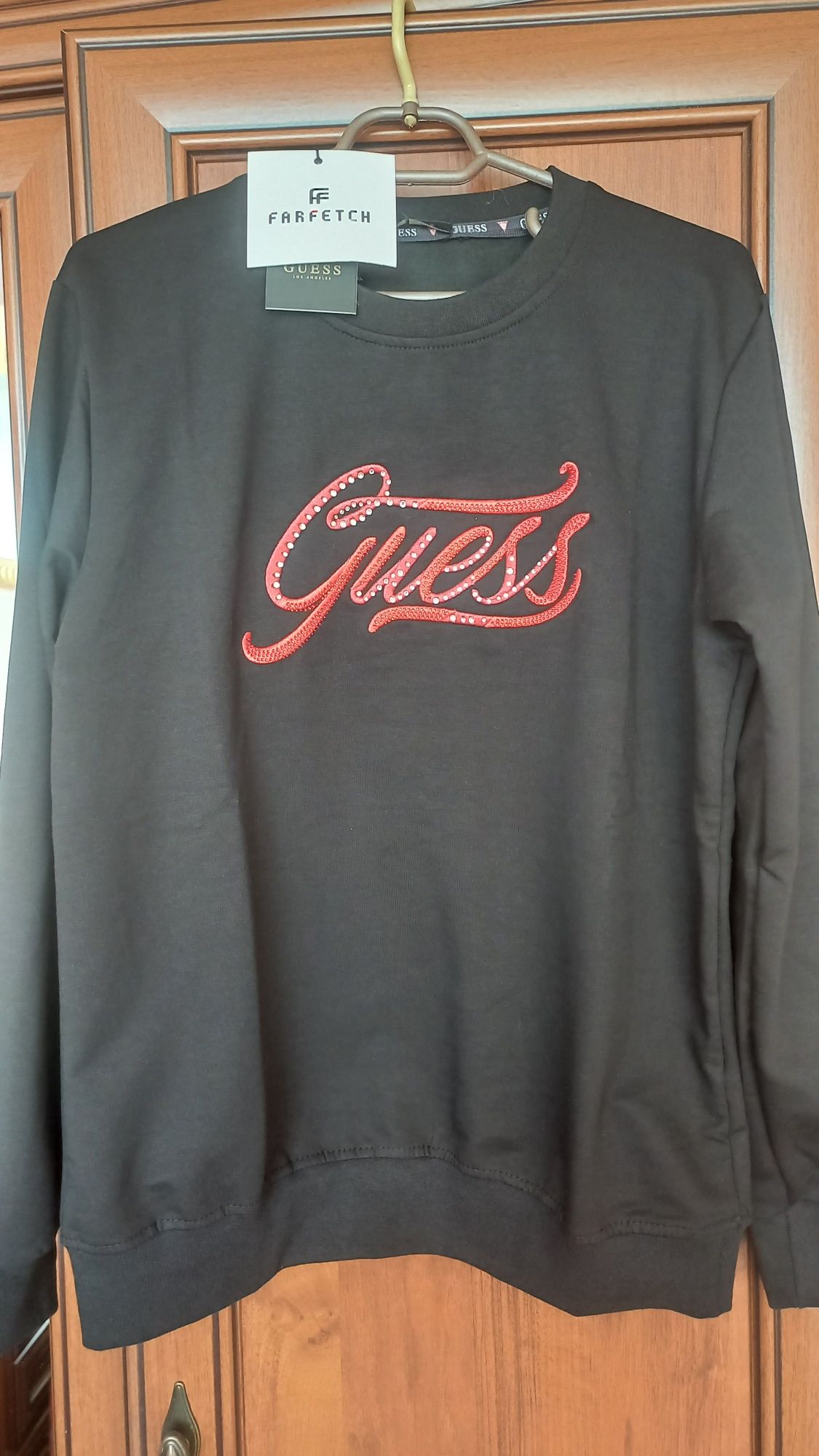 Дамски блузи Guess и Moschino.