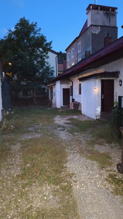 casa cu 2  apartamente, curte cu parcare și un spatiul comercial