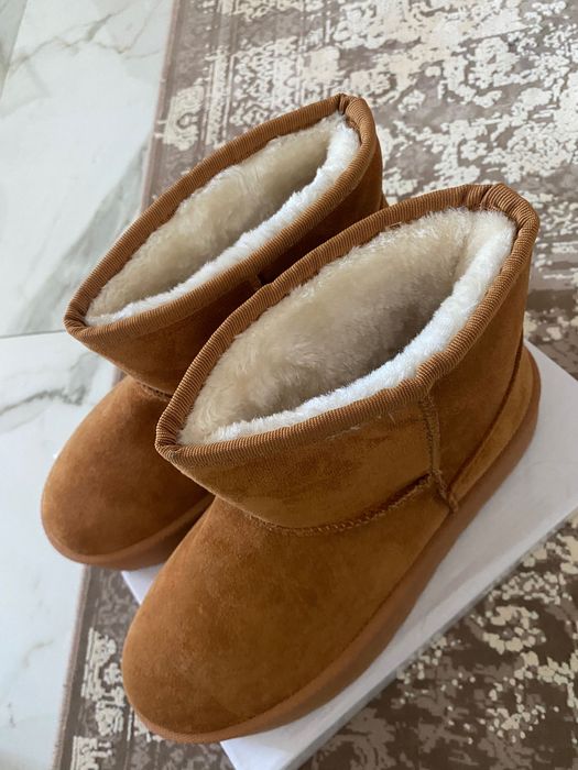 Vând UGG-uri noi