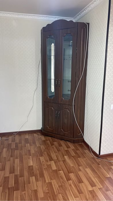 Классный шкаф,снизу 2 вместительные полки,вверху под красивую пасуду