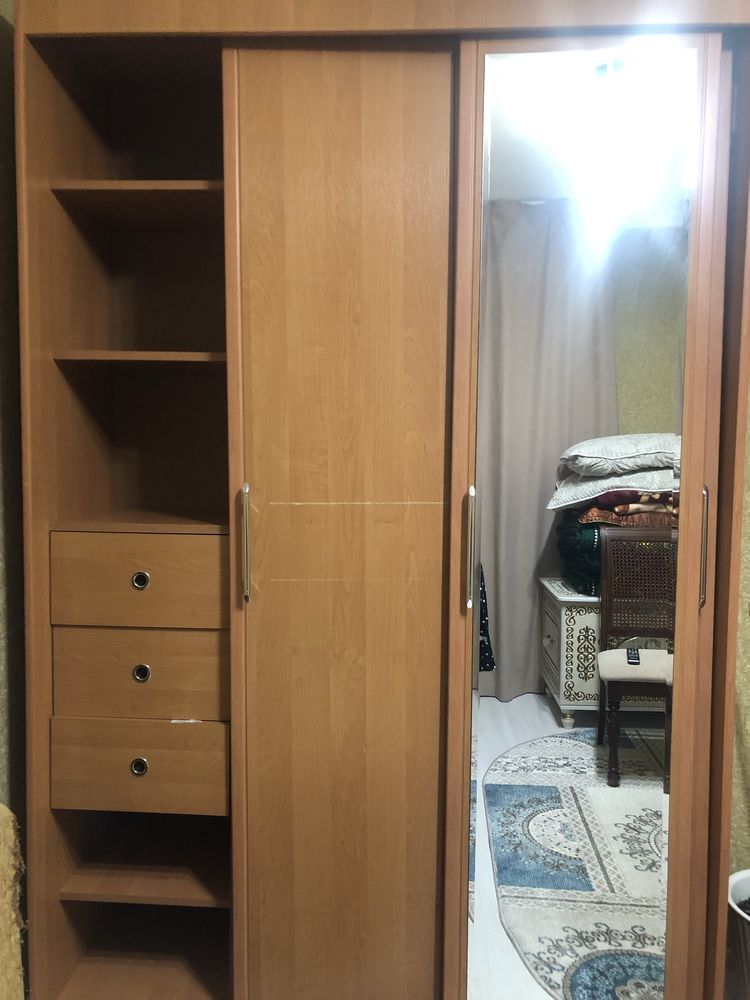 Шкаф платяной, в хорошем состоянии