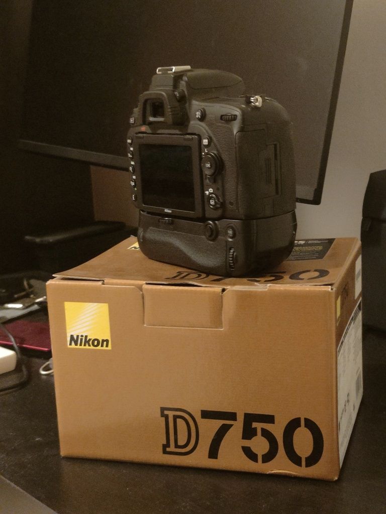 Nikon D750 cu grip inclus