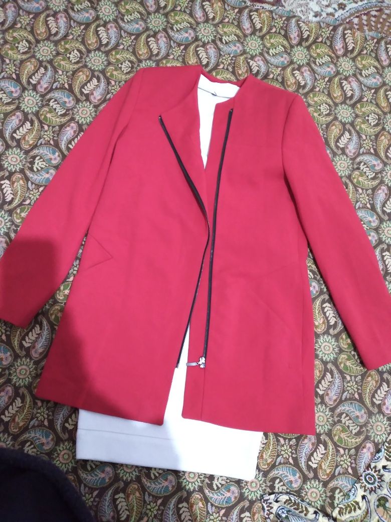 Легкий ,удлинённый  красный  пиджак