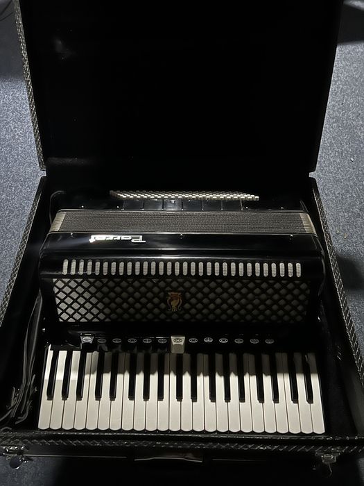 Vând Acordeon Parrot 120 de basi