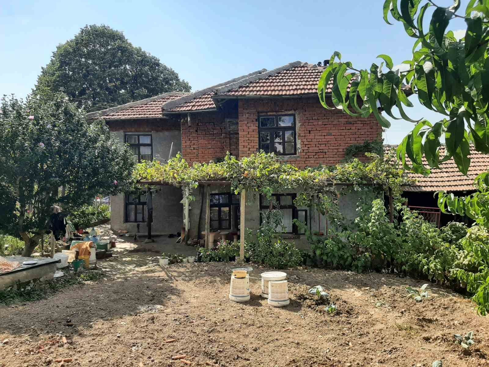 Продавам тухлена къща на 2 етажа с площ 116 кв м Дворно място 5453 кв