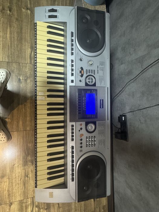 Продам синтезатор срочно