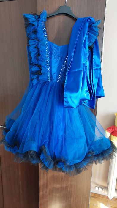 Продавам синя, къса, бална рокля