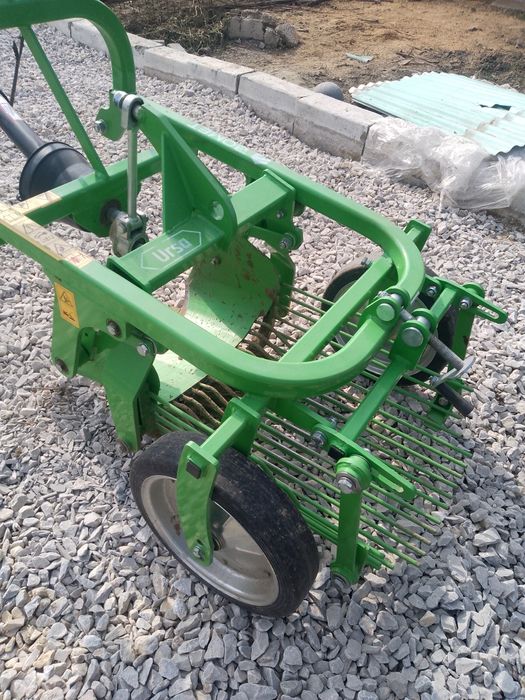 Utilaj de scos cartofi pe un rând