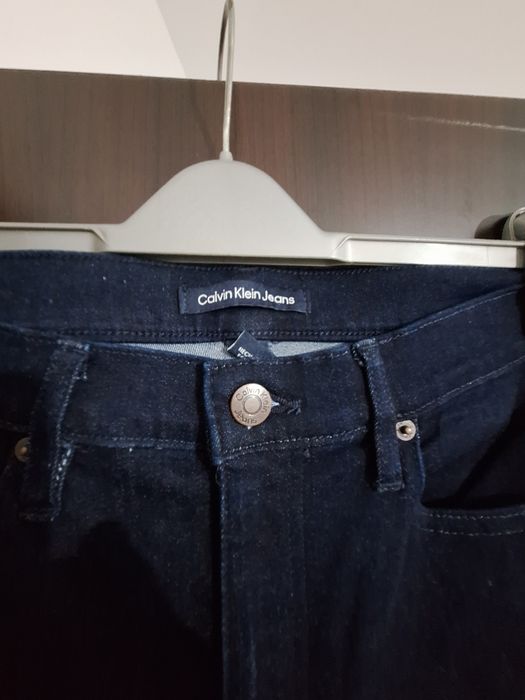 Blugi noi Calvin Klein pentru damă