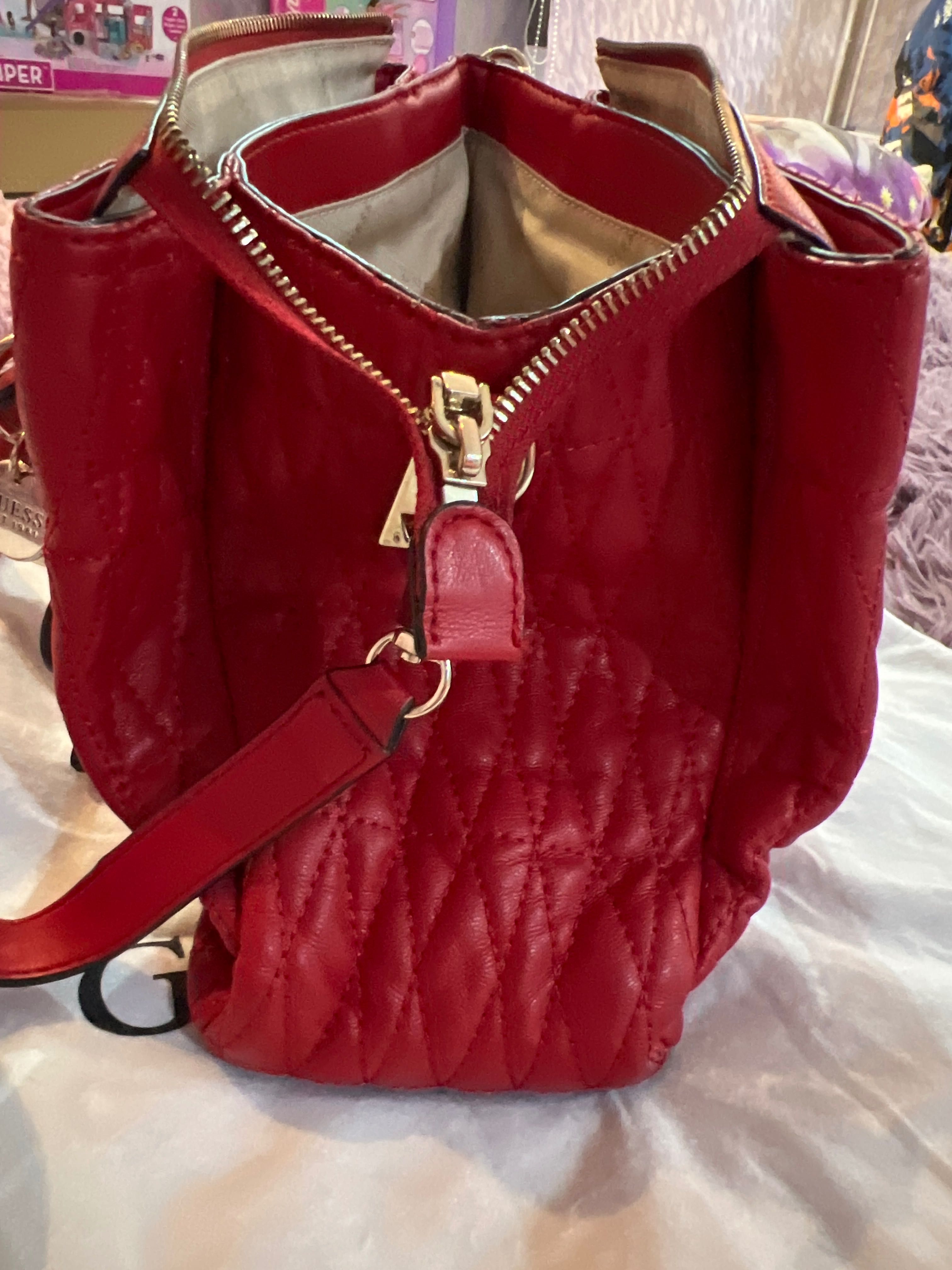 Дамска оригинална чанта Guess