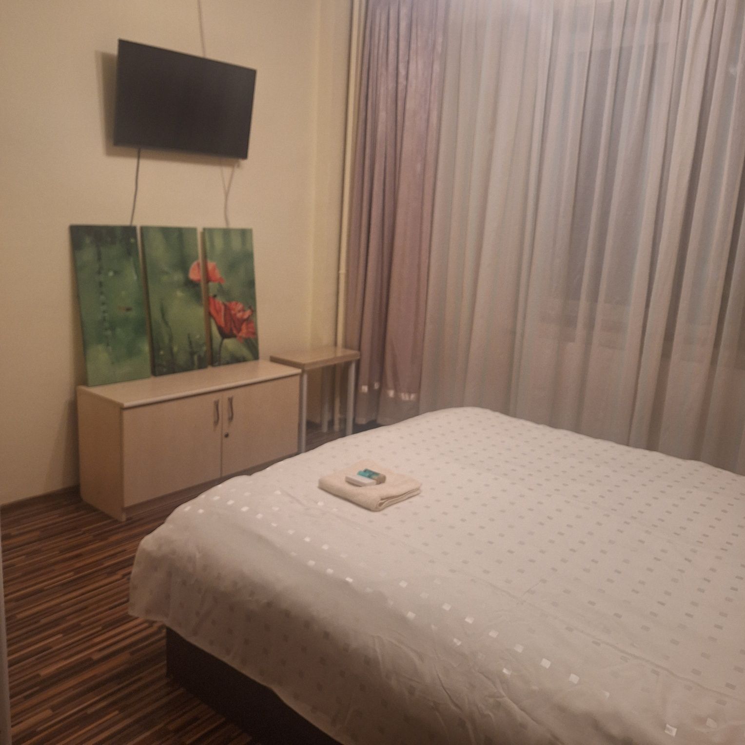 Închiriez garsoniera zona Dacia parter