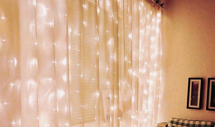 Гирлянда-шторка золотисто-мягкого оттенка на занавеску