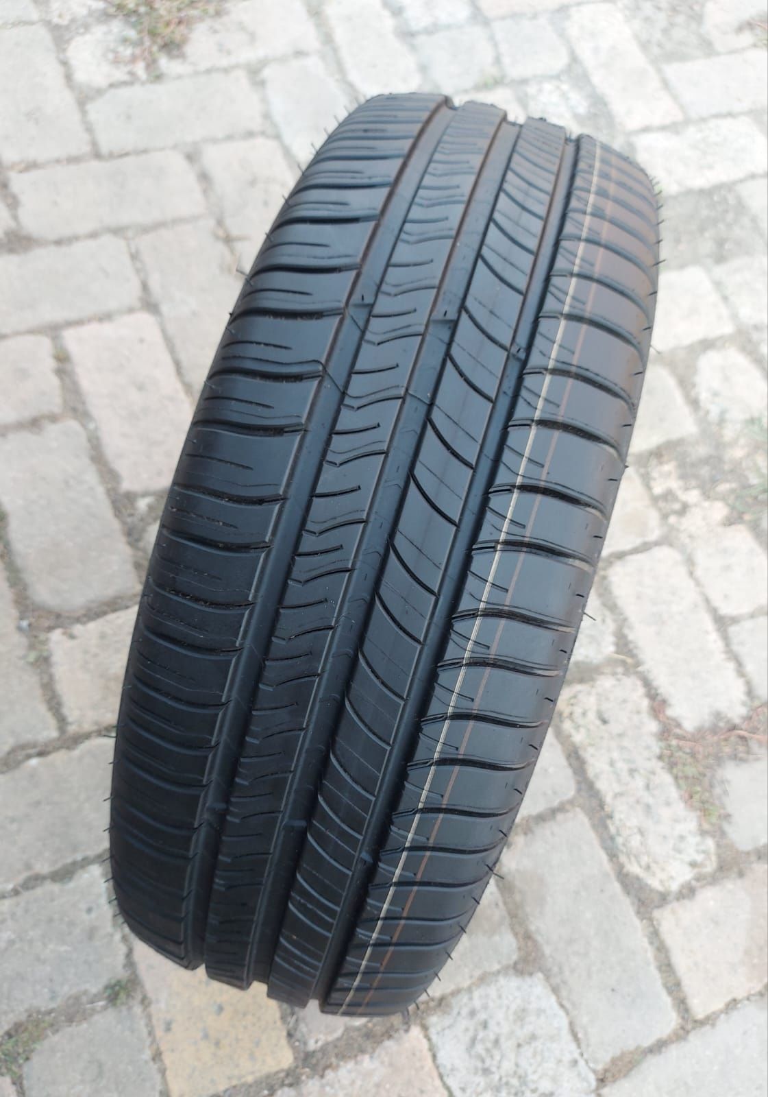 O bucată 205/60 R16 vară - una Bridgestone Michelin