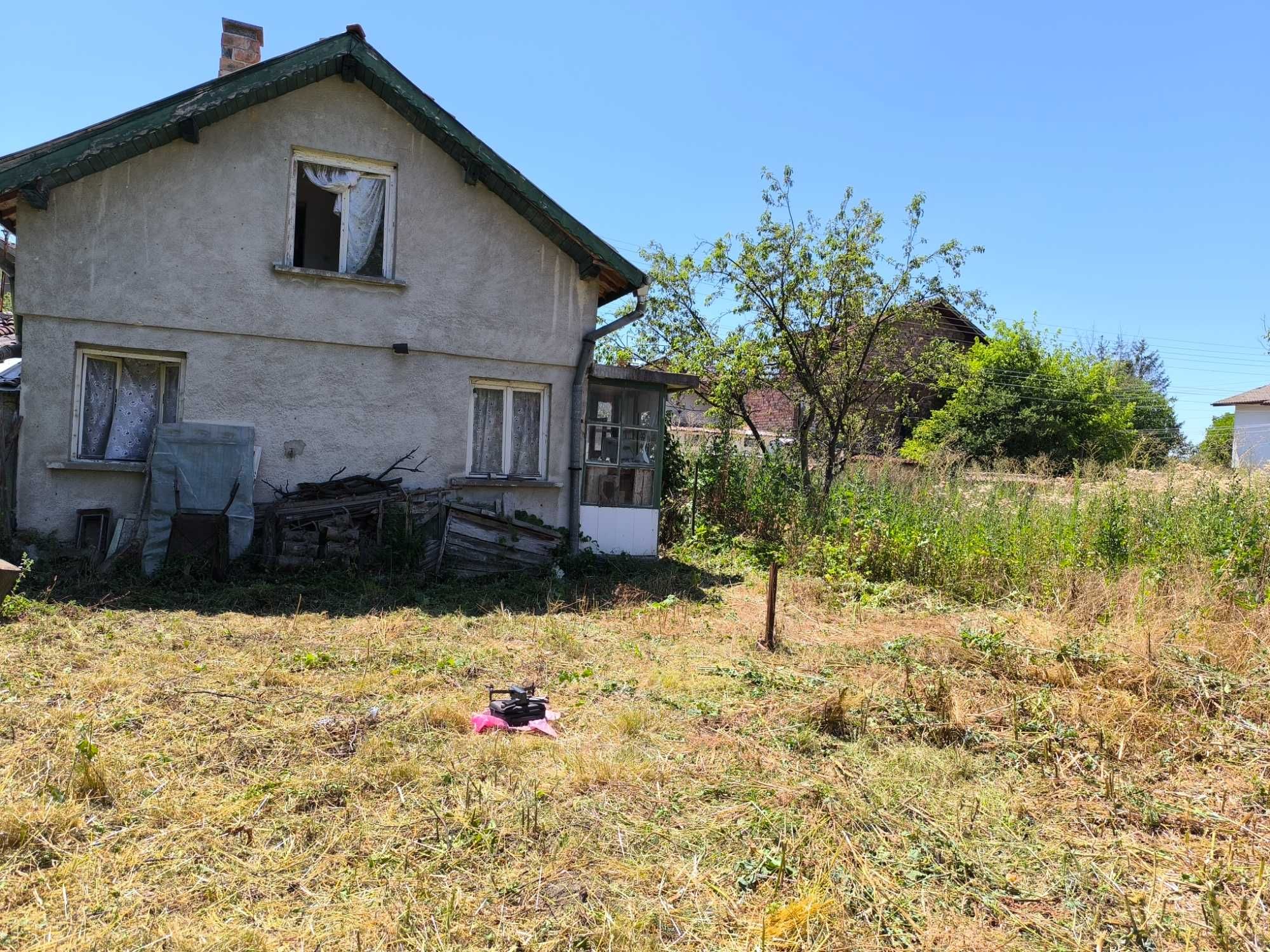 Продавам  масивна двуетажна къща в с. Караполци, община Елин Пелин