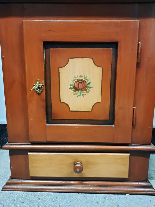 Винтидж шкаф за стена