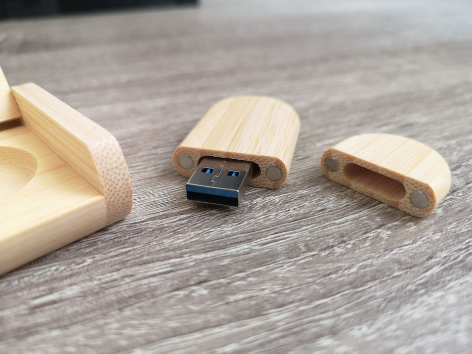 Stick USB din lemn si cutie 32GB/64GB