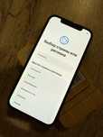 Vand iPhone 12 Pro Midnight Blue.